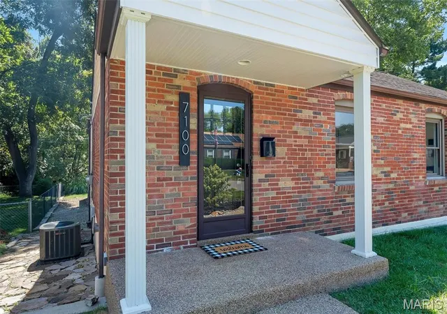 Photo 3 of Single family home for sale at 7100 Holly Hills Ave, Saint Louis, MO 63123 | MLS# MIS26037412 | Listing updated on 2026-10-06