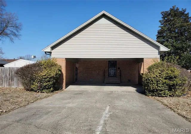 3rd image of 100 N Clayton St, Charleston, MO 63834 | MLS# MIS26037463