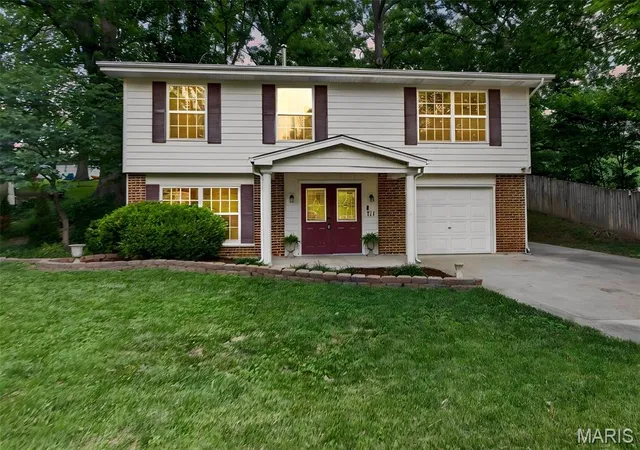 Photo 2 of Sale Pending at 711 Montbrook Dr, O Fallon, MO 63366 | MLS# MIS26037552 | Listing updated on 2026-09-18