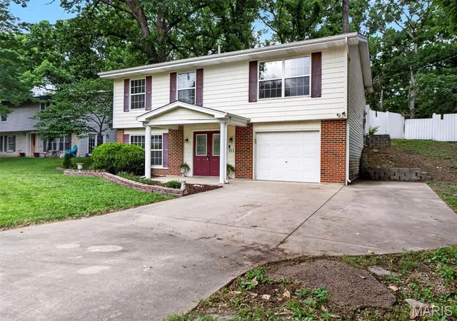 Photo 3 of Sale Pending at 711 Montbrook Dr, O Fallon, MO 63366 | MLS# MIS26037552 | Listing updated on 2026-09-18