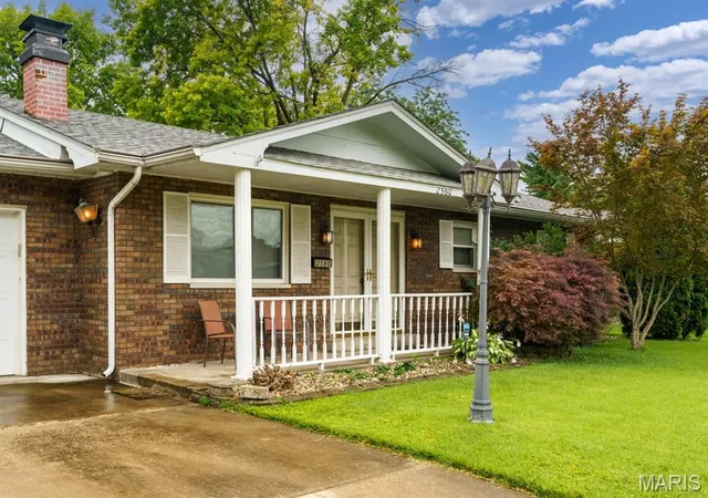 Homes for sale in Granite City, IL | 2560 Stratford Ln, Granite City, IL 62040 | MLS# MIS26037559