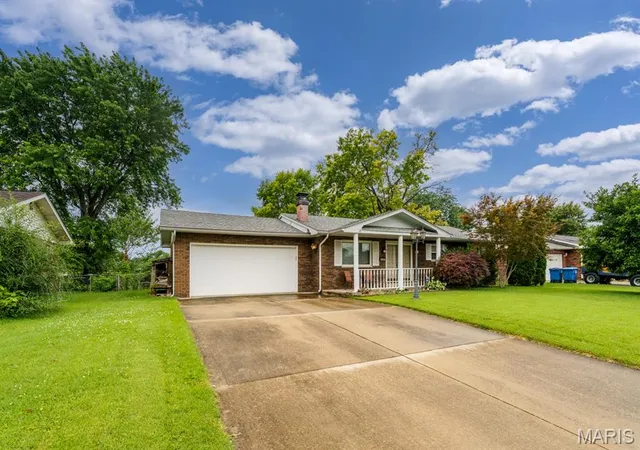 Homes for sale in Granite City, IL | 2560 Stratford Ln, Granite City, IL 62040 | MLS# MIS26037559