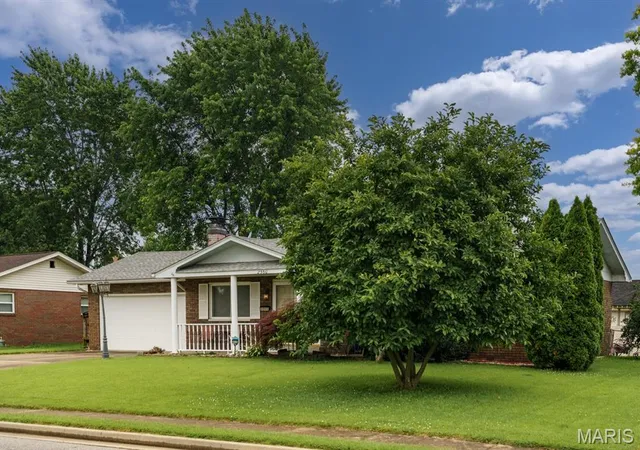 Homes for sale in Granite City, IL | 2560 Stratford Ln, Granite City, IL 62040 | MLS# MIS26037559