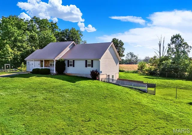Homes for sale in Plato, MO | 13996 Sherwood Lane, Plato, MO 65552 | MLS# MIS26037582