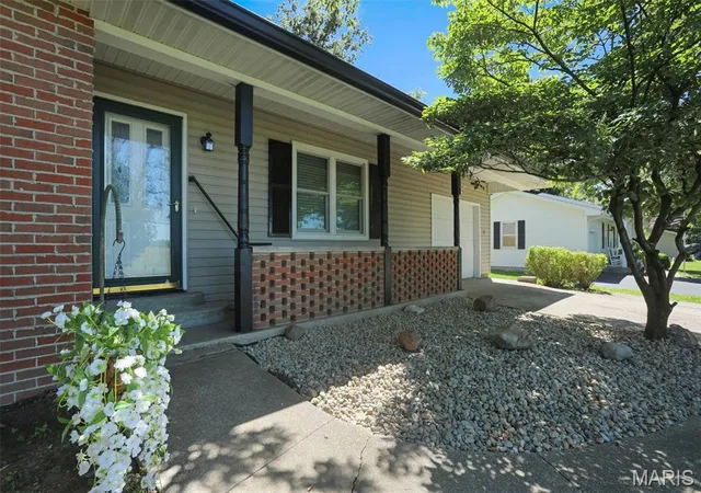 Homes for sale in Carlinville, IL | 1217 E Nicholas St, Carlinville, IL 62626 | MLS# MIS26037589