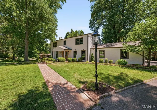 Photo 2 of Single Family Residence at 19 Sackston Woods Ln, Saint Louis, MO 63141 | MLS# MIS26037662 | | Sold on 2026-07-23