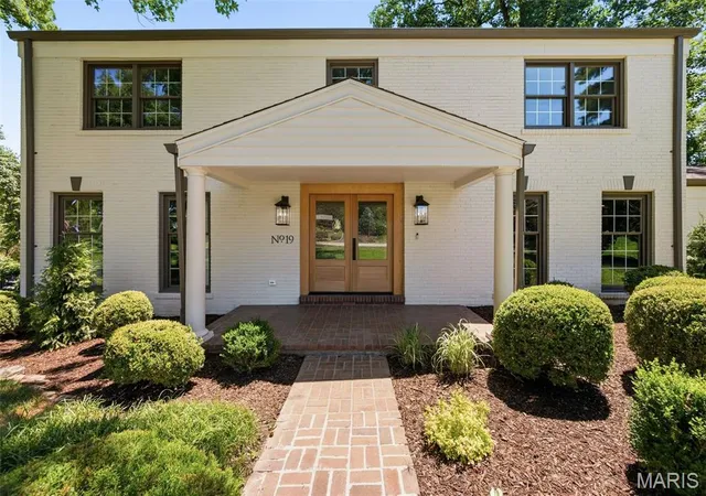 Photo 3 of Single Family Residence at 19 Sackston Woods Ln, Saint Louis, MO 63141 | MLS# MIS26037662 | | Sold on 2026-07-23