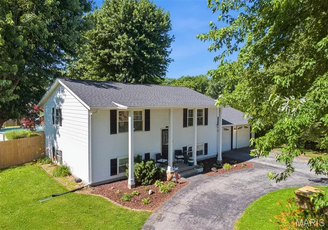 Homes for sale in Highland, IL | 10904 Lake Rd, Highland, IL 62249 | MLS# MIS26037667