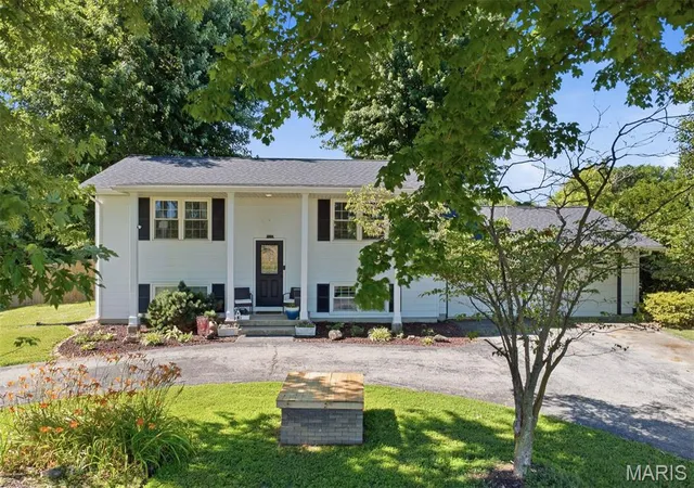 Homes for sale in Highland, IL | 10904 Lake Rd, Highland, IL 62249 | MLS# MIS26037667
