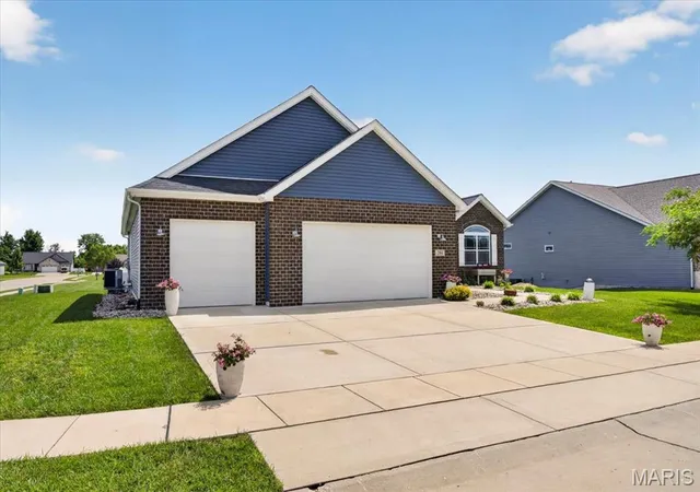 Homes for sale in Glen Carbon, IL | 204 Meridian Oaks Dr, Glen Carbon, IL 62034 | MLS# MIS26037695