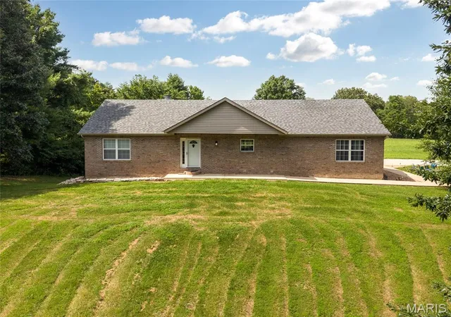 Homes for sale in Edwardsville, IL | 8125 E Mick Rd, Edwardsville, IL 62025 | MLS# MIS26037705