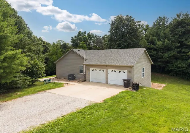 Homes for sale in Edwardsville, IL | 8125 E Mick Rd, Edwardsville, IL 62025 | MLS# MIS26037705