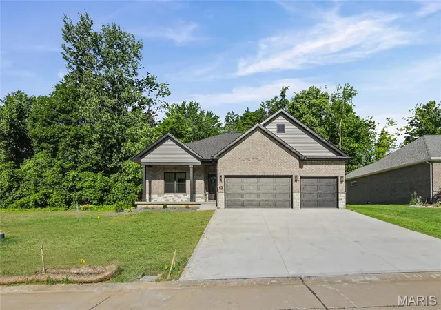 Homes for sale in Glen Carbon, IL | 209 Fountain Dr, Glen Carbon, IL 62034 | MLS# MIS26037746