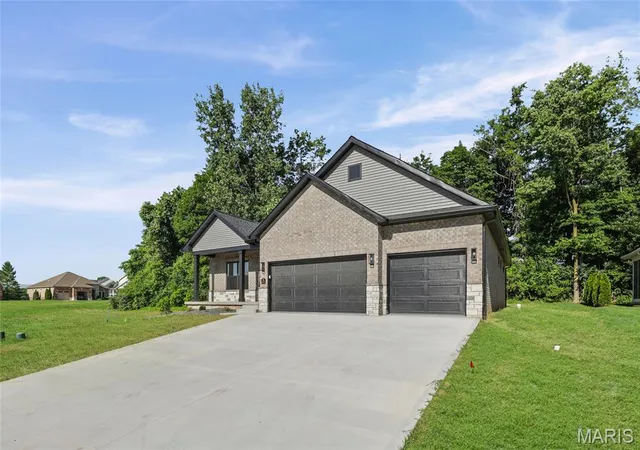 Homes for sale in Glen Carbon, IL | 209 Fountain Dr, Glen Carbon, IL 62034 | MLS# MIS26037746