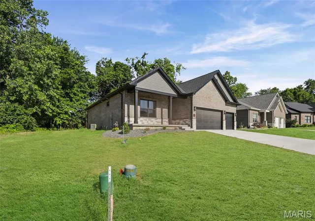 Homes for sale in Glen Carbon, IL | 209 Fountain Dr, Glen Carbon, IL 62034 | MLS# MIS26037746