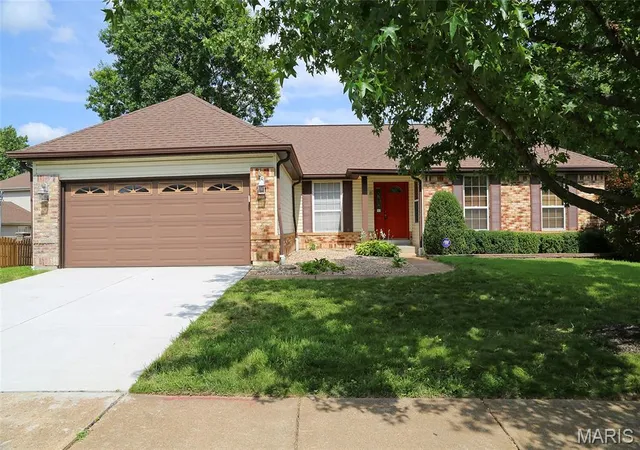 Homes for sale in Fenton, MO | 949 Oakmoor Dr, Fenton, MO 63026 | MLS# MIS26037752