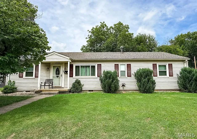 Homes for sale in Granite City, IL | 3205 Wayne Ave, Granite City, IL 62040 | MLS# MIS26037759