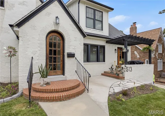 Homes for sale in Webster Groves, MO | 513 Hollywood Pl, Webster Groves, MO 63119 | MLS# MIS26037768