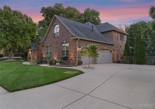 Homes for sale in Caseyville, IL | 1116 Far Oaks Dr, Caseyville, IL 62232 | MLS# MIS26037770