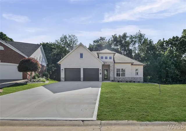 Homes for sale in Glen Carbon, IL | 249 Fountain Dr, Glen Carbon, IL 62034 | MLS# MIS26037803