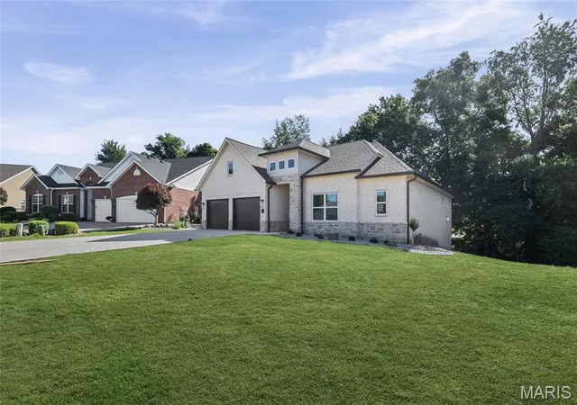 Homes for sale in Glen Carbon, IL | 249 Fountain Dr, Glen Carbon, IL 62034 | MLS# MIS26037803