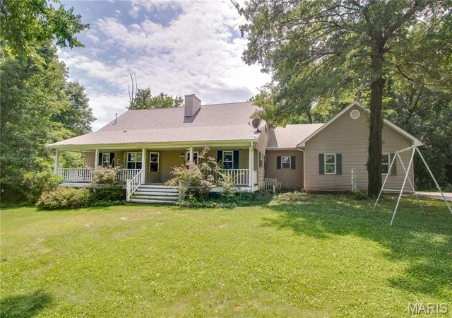 Homes for sale in Carlinville, IL | 420 Ellison St, Carlinville, IL 62626 | MLS# MIS26037855