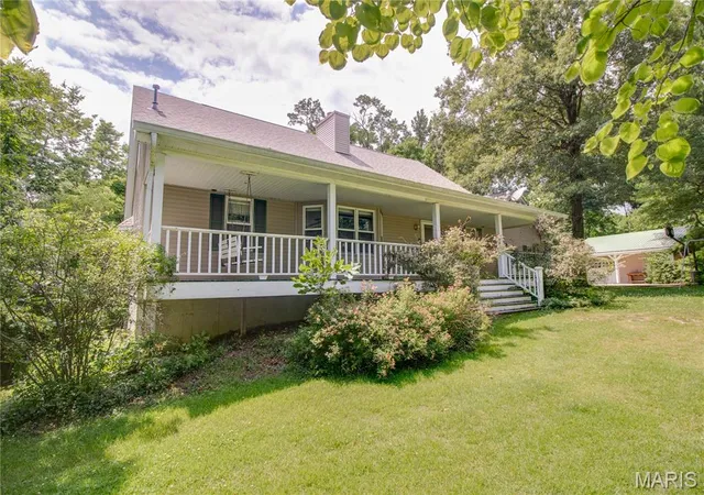 Homes for sale in Carlinville, IL | 420 Ellison St, Carlinville, IL 62626 | MLS# MIS26037855