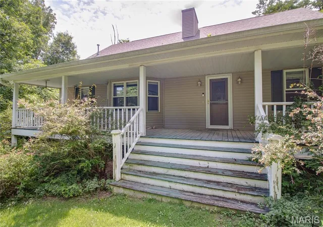 Homes for sale in Carlinville, IL | 420 Ellison St, Carlinville, IL 62626 | MLS# MIS26037855