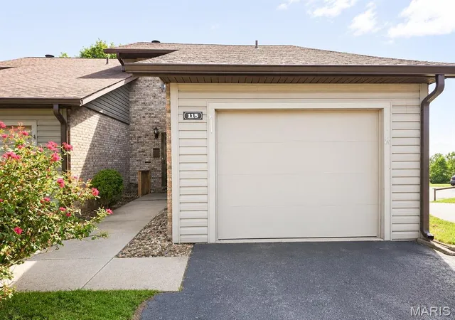 Homes for sale in Collinsville, IL | 115 Sandridge Dr, Collinsville, IL 62234 | MLS# MIS26037864