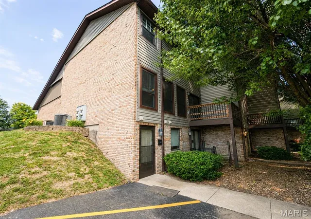 Homes for sale in Collinsville, IL | 115 Sandridge Dr, Collinsville, IL 62234 | MLS# MIS26037864