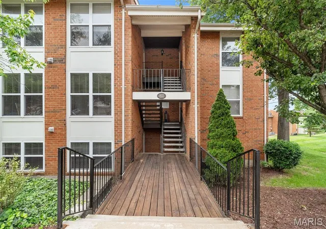 Homes for sale in Kirkwood, MO | 1932 Greenglen Dr #203, Kirkwood, MO 63122 | MLS# MIS26037874