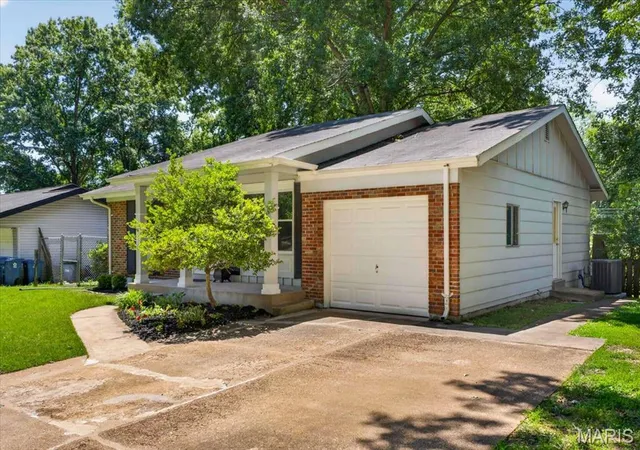Homes for sale in Manchester, MO | 1404 Mautenne Dr, Manchester, MO 63021 | MLS# MIS26037878