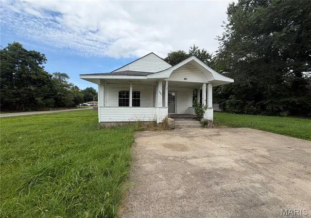 Photo 1 of Single family home for sale at 704 S Main St, Campbell, MO 63933 | MLS# MIS26037899 | Listing updated on 2026-09-02