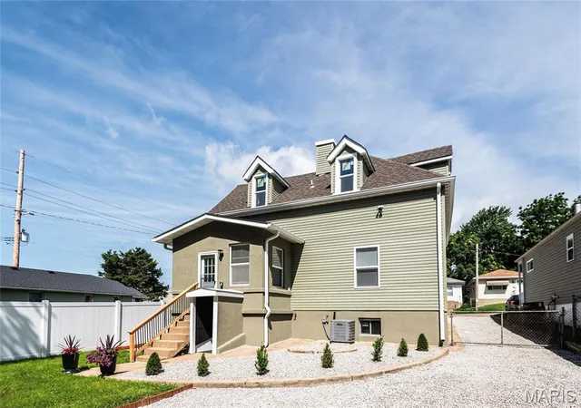 Single family home for sale at 956 Erskine Ave, St Louis, MO 63125 | MLS# MIS26037904