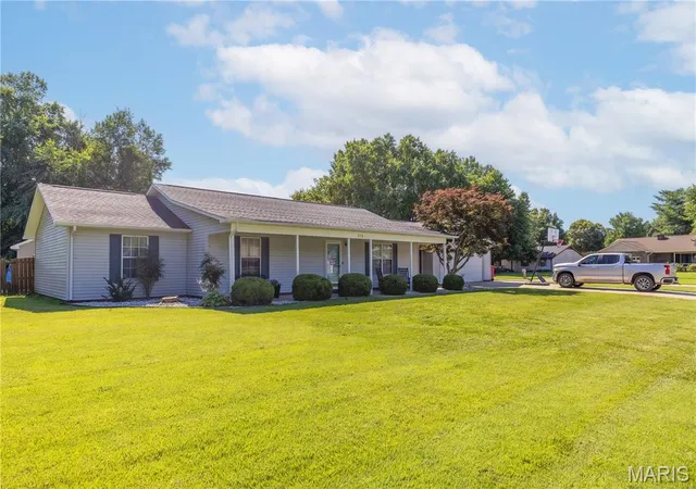 Homes for sale in Sikeston, MO | 212 Foust Dr, Sikeston, MO 63801 | MLS# MIS26037918