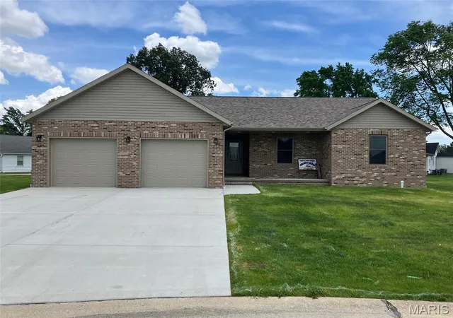 Homes for sale in Carlyle, IL | 1450 Hodapp Ct, Carlyle, IL 62231 | MLS# MIS26037922