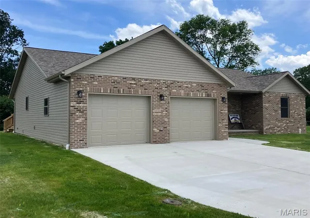 Homes for sale in Carlyle, IL | 1450 Hodapp Ct, Carlyle, IL 62231 | MLS# MIS26037922
