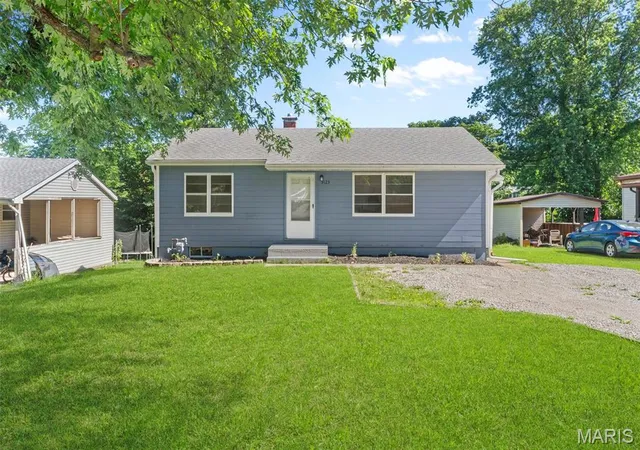 Homes for sale in Fairview Heights, IL | 9123 Summit Dr, Fairview Heights, IL 62208 | MLS# MIS26037958