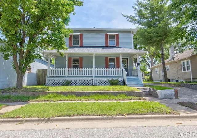 Homes for sale in East Alton, IL | 133 E Alton Ave, East Alton, IL 62024 | MLS# MIS26037959