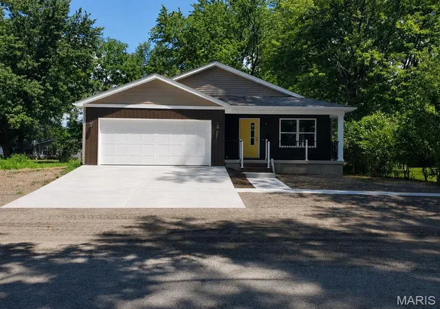 Single family home for sale at 421 E Schuetz St, Lebanon, IL 62254 | MLS# MIS26037965
