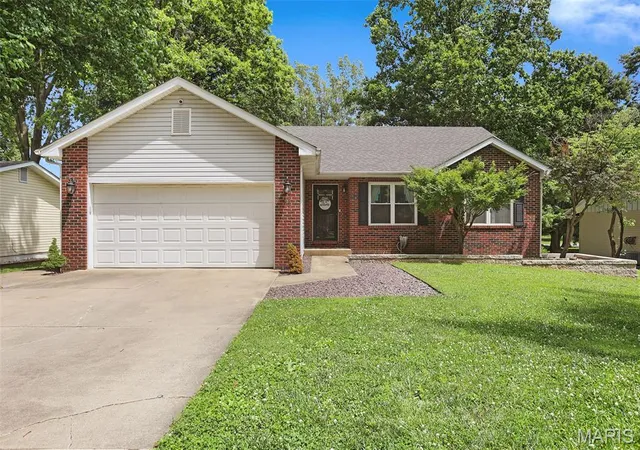 Homes for sale in Glen Carbon, IL | 28 S Meadow Ln, Glen Carbon, IL 62034 | MLS# MIS26037987