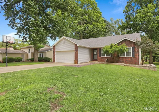 Homes for sale in Glen Carbon, IL | 28 S Meadow Ln, Glen Carbon, IL 62034 | MLS# MIS26037987