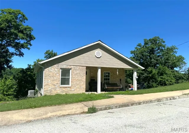 Homes for sale in Hannibal, MO | 627 Pine St, Hannibal, MO 63401 | MLS# MIS26037998