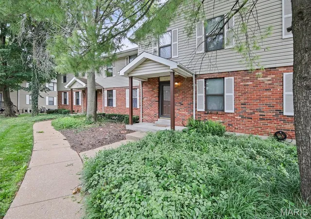 4th image of 1812 Suns Up Ct, Florissant, MO 63031 | MLS# MIS26037999