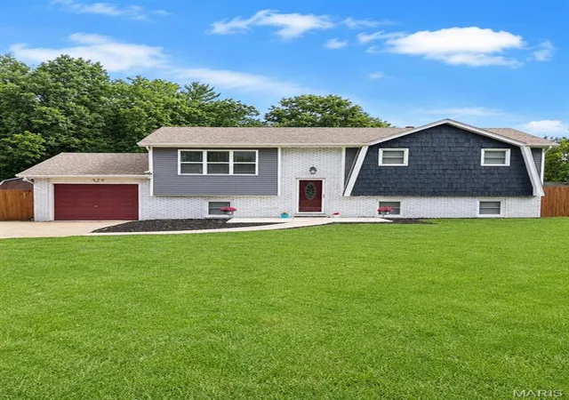 Homes for sale in Bethalto, IL | 729 Albers Ln, Bethalto, IL 62010 | MLS# MIS26038017