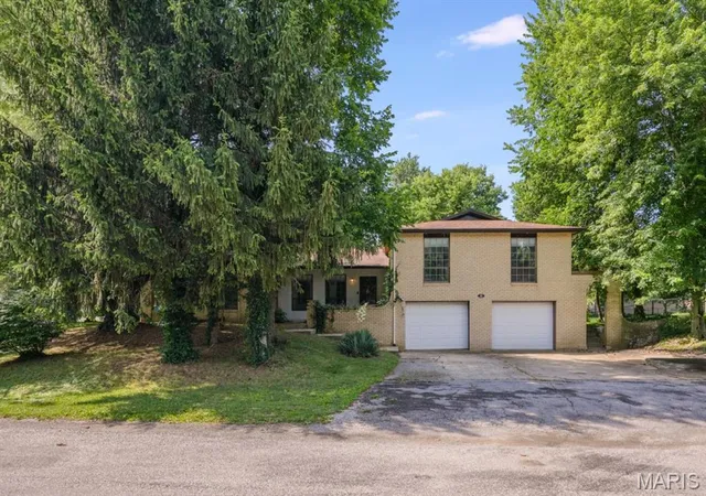 Homes for sale in Highland, IL | 86 Memorial Ct, Highland, IL 62249 | MLS# MIS26038026