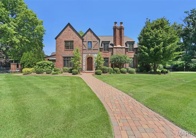 Photo 1 of Single family home for sale at 1239 Saint Louis St, Edwardsville, IL 62025 | MLS# MIS26038040 | Listing updated on 2026-10-19