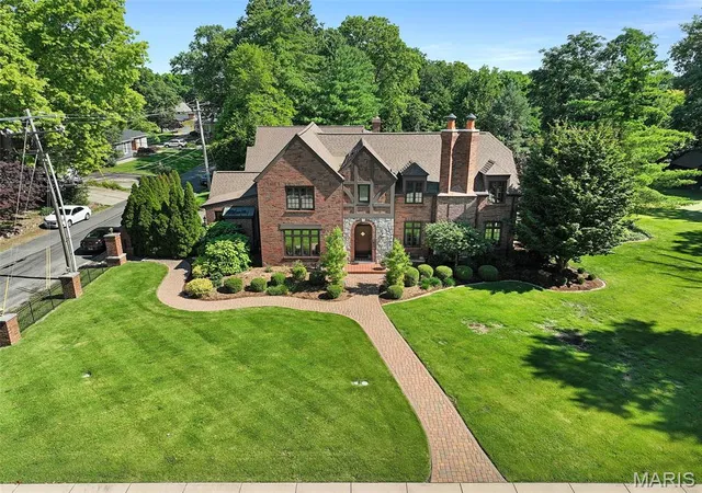 Photo 2 of Single family home for sale at 1239 Saint Louis St, Edwardsville, IL 62025 | MLS# MIS26038040 | Listing updated on 2026-10-19