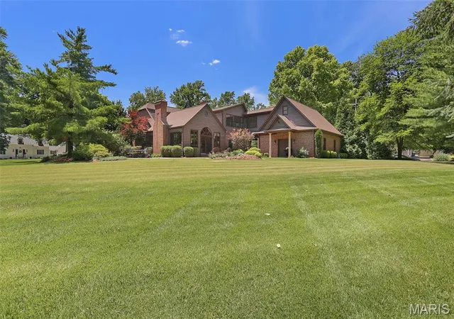 Photo 3 of Single family home for sale at 1239 Saint Louis St, Edwardsville, IL 62025 | MLS# MIS26038040 | Listing updated on 2026-10-19