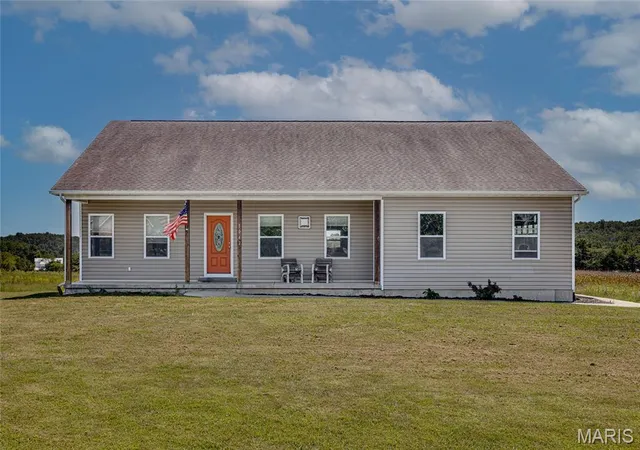 Photo 3 of Single family home for sale at 1042 Meadowbrook Ct, Farmington, MO 63640 | MLS# MIS26038054 | Listing updated on 2026-09-24